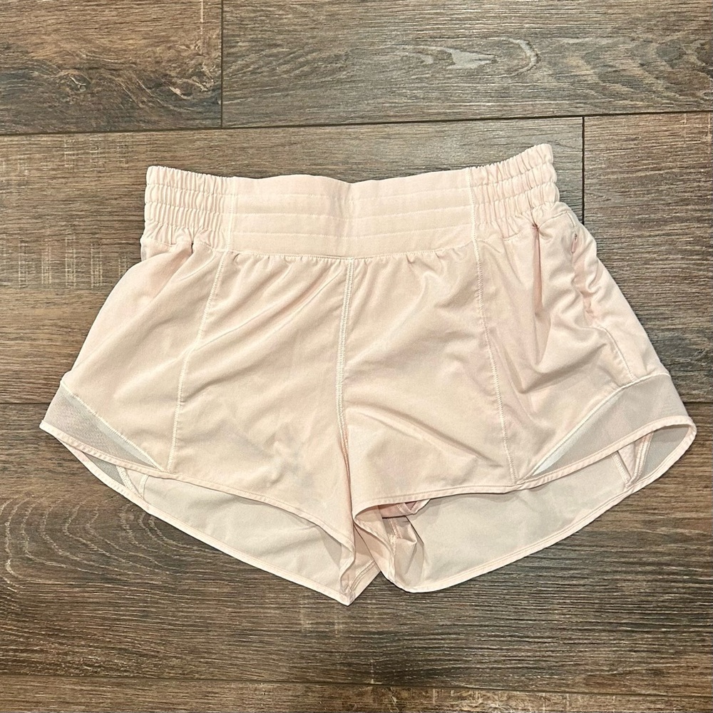 🌸 Lululemon Hotty Hot lined short, light pink, size 8, 2.5” inseam